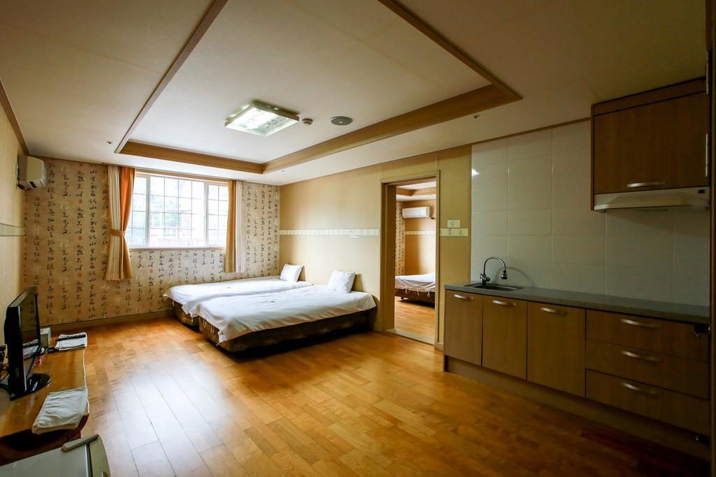 Arbon Youth Hostel & Resort Jeju Esterno foto